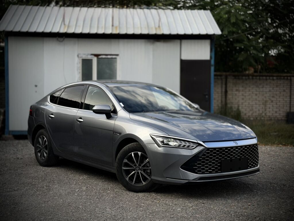 BYD Qin: 2023 г., 1.5 л, Вариатор, Гибрид, Седан: фото 5