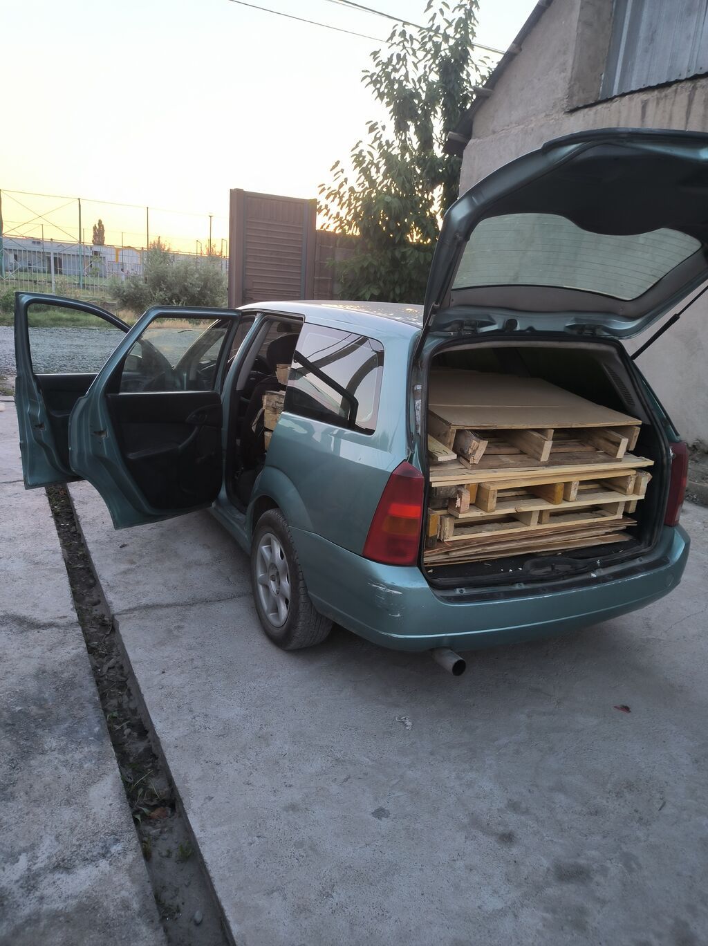 Ford Focus: 2000 г., 1.6 л, Механика, Бензин, Универсал: фото 1