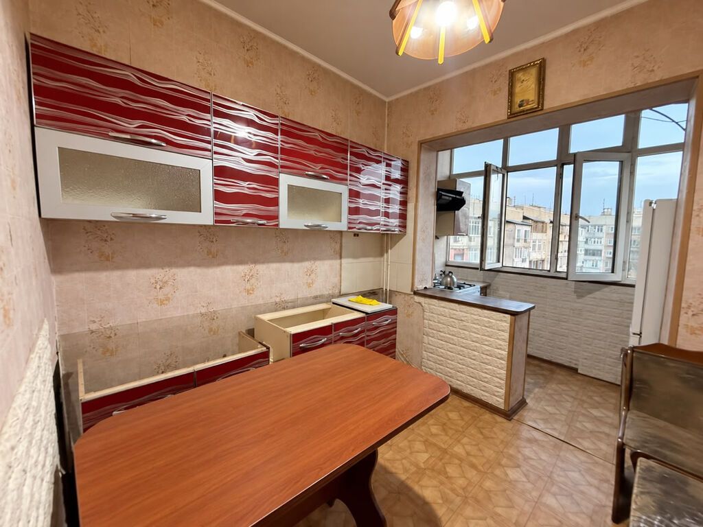 3 комнаты, 65 м², ул. Боконбаева / Гоголя 105 серия, 9 этаж, Старый ремонт: фото 1