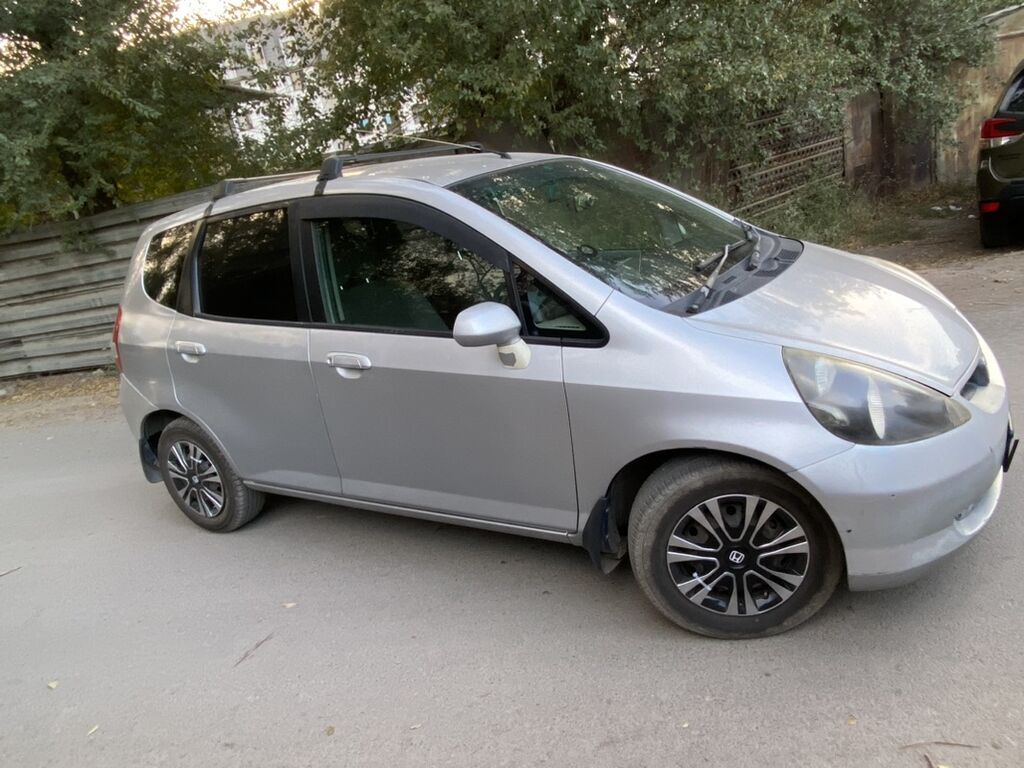 Honda Fit: 2001 г., 1.3 л, Автомат, Хэтчбэк: фото 2