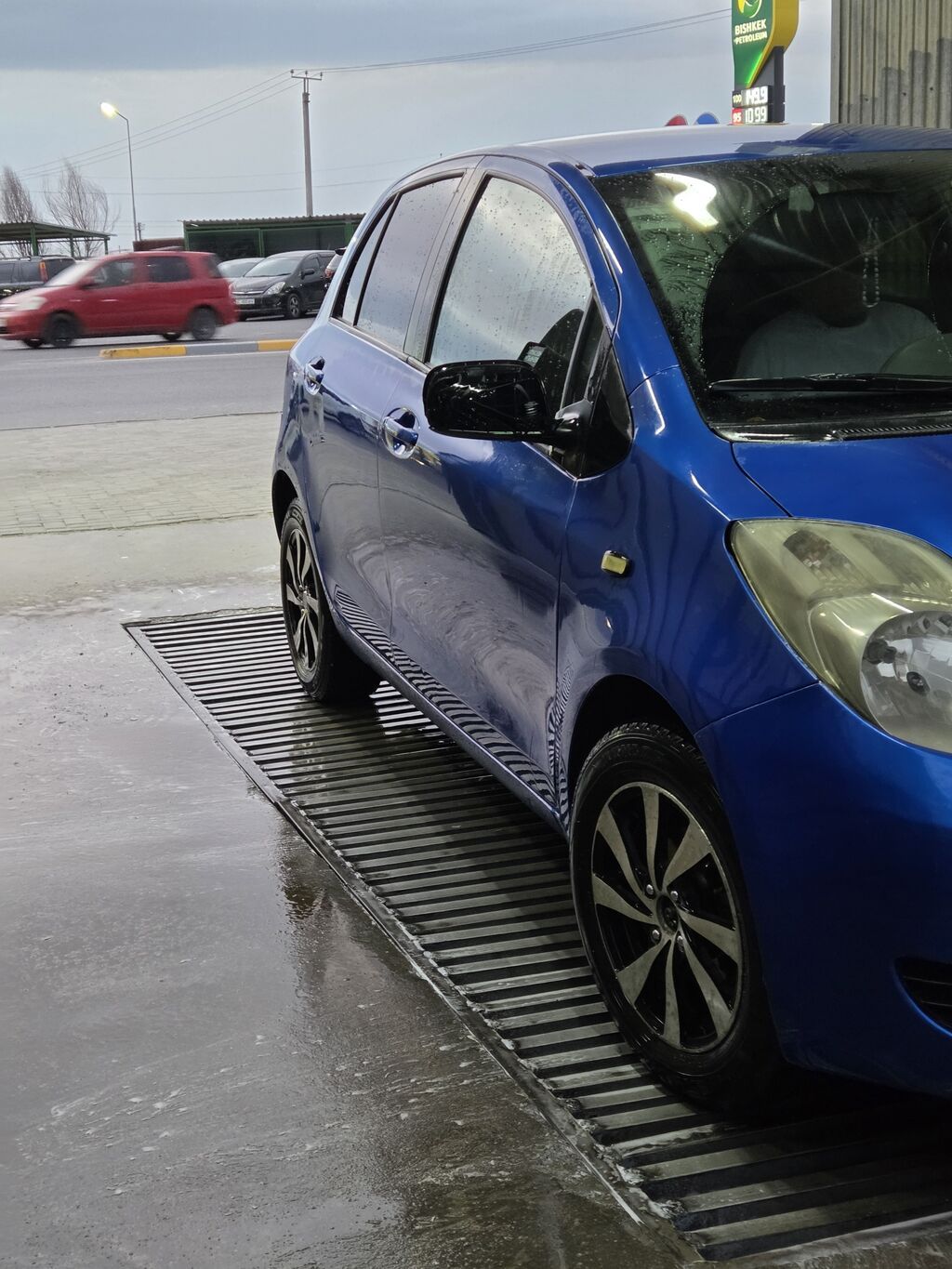 Toyota Vitz: 2006 г., 1.3 л, Робот, Бензин, Хэтчбэк: фото 2
