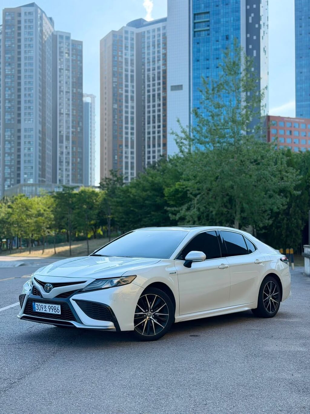 Toyota Camry: 2021 г., 2.5 л, Автомат, Гибрид, Седан: фото 1