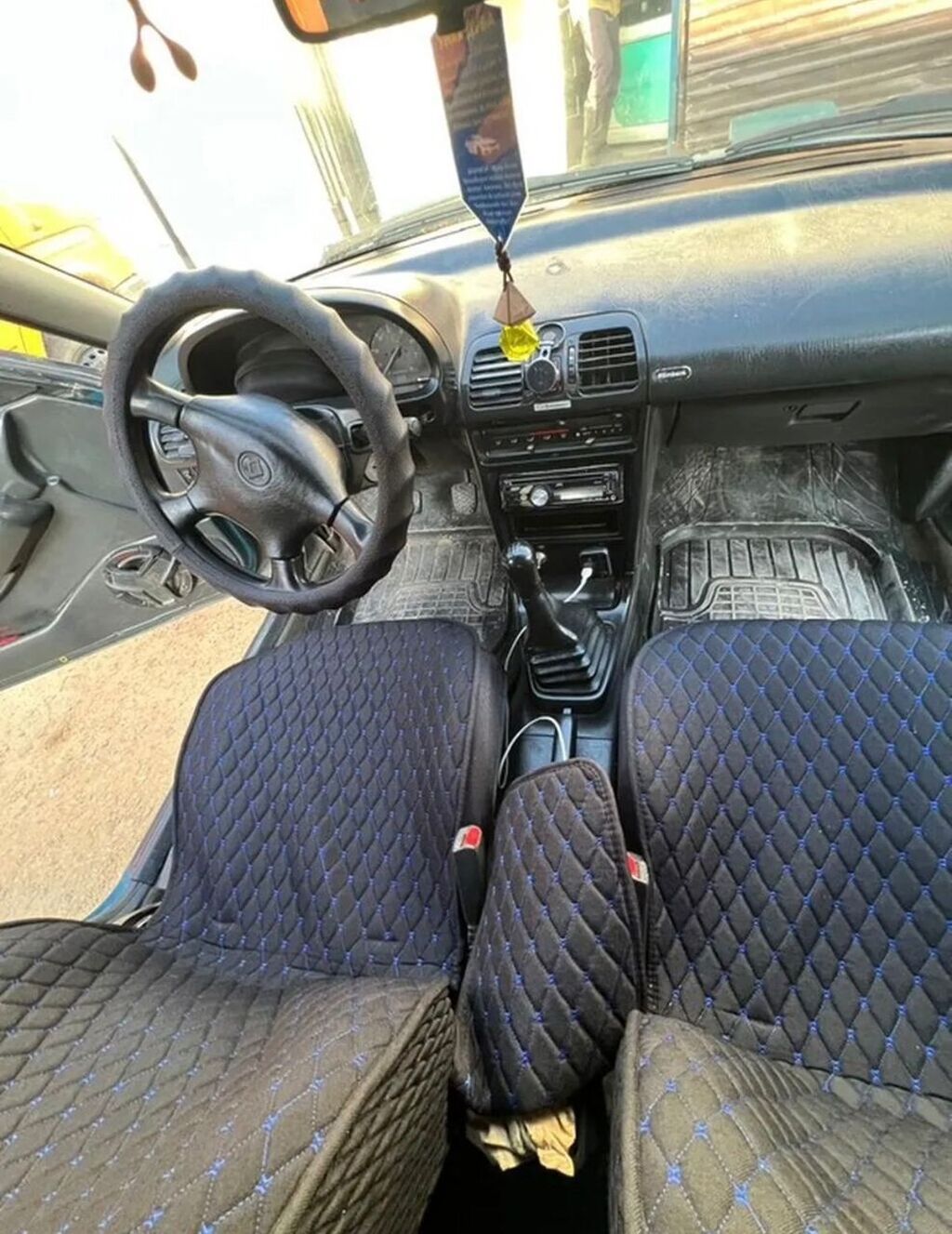 Mazda 323: 1994 г., 1.6 л, Механика, Бензин, Хэтчбэк: фото 2