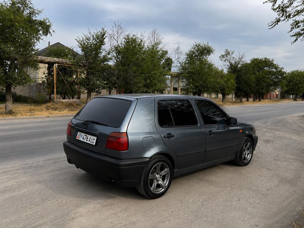 Volkswagen Golf: 1995 г., 1.8 л, Механика, Хэтчбэк: фото 2