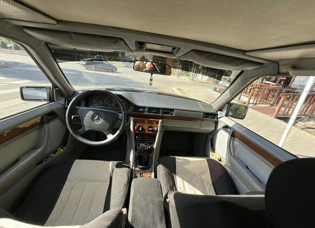 Mercedes-Benz W124: 1993 г., 2.2 л, Механика, Седан: фото 8