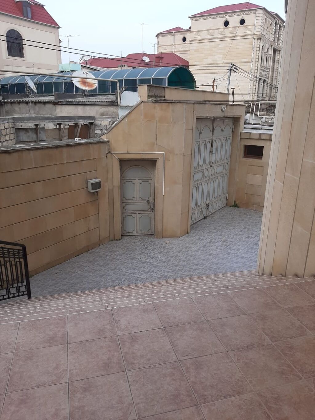 T. Əliyev küçəsində. Mülkiyyətdə 650m² olan. 7 sotda 4mərtəbəli 8