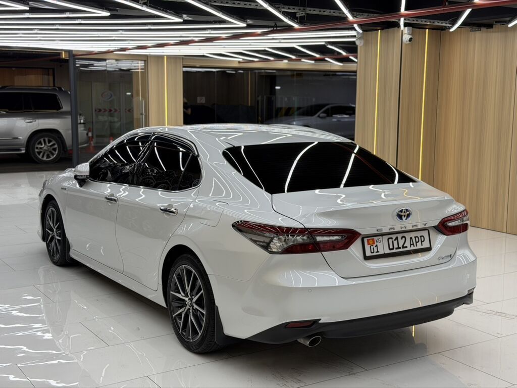 Toyota Camry: 2021 г., 2.5 л, Автомат, Гибрид, Седан: фото 5