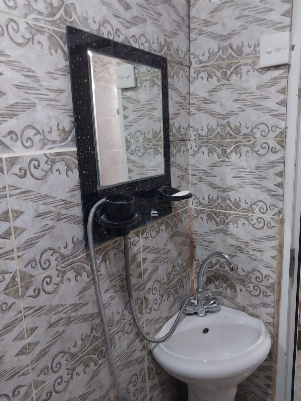 Nasosnu,Şirvan massivi,hərbi hissənin yaxınlığında 2 otaqlı,həyət evi