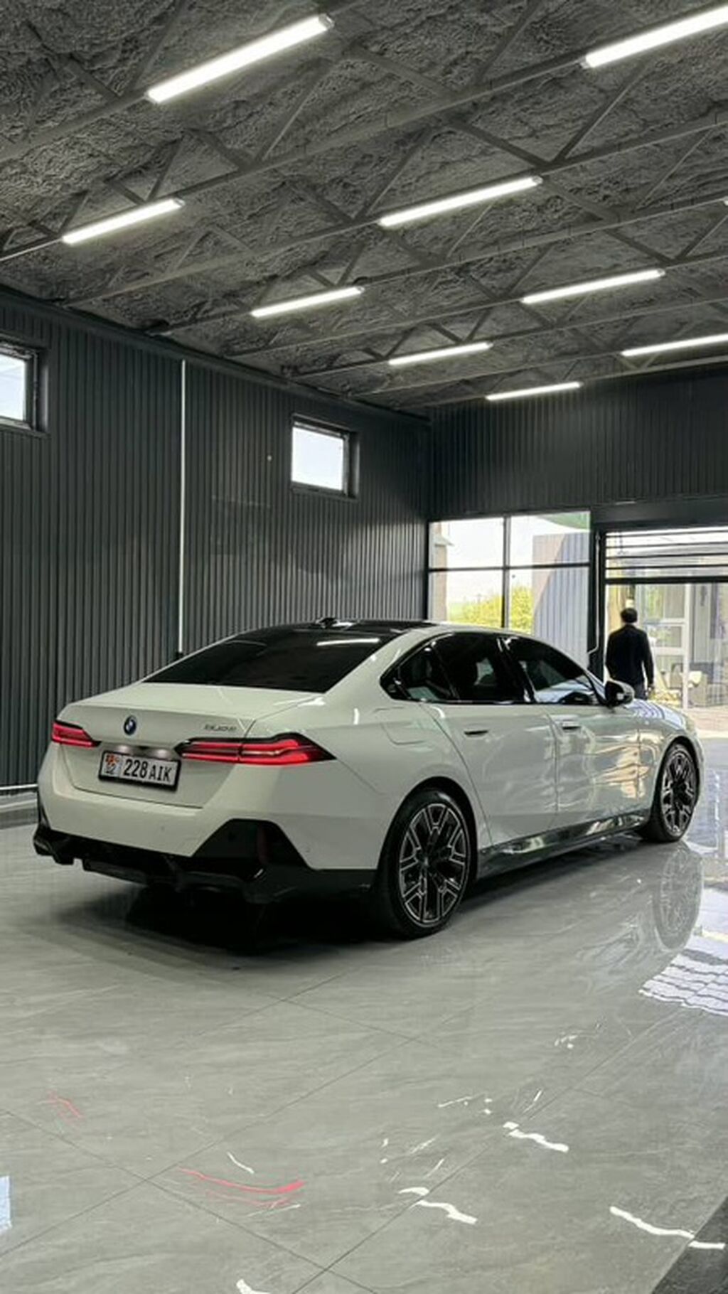BMW 5 series: 2024 г., 2 л, Электромобиль, Седан: фото 2