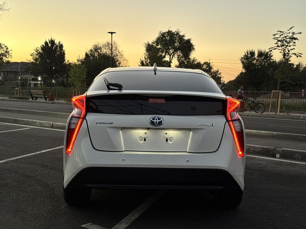 Toyota Prius: 2017 г., 1.8 л, Гибрид: фото 6