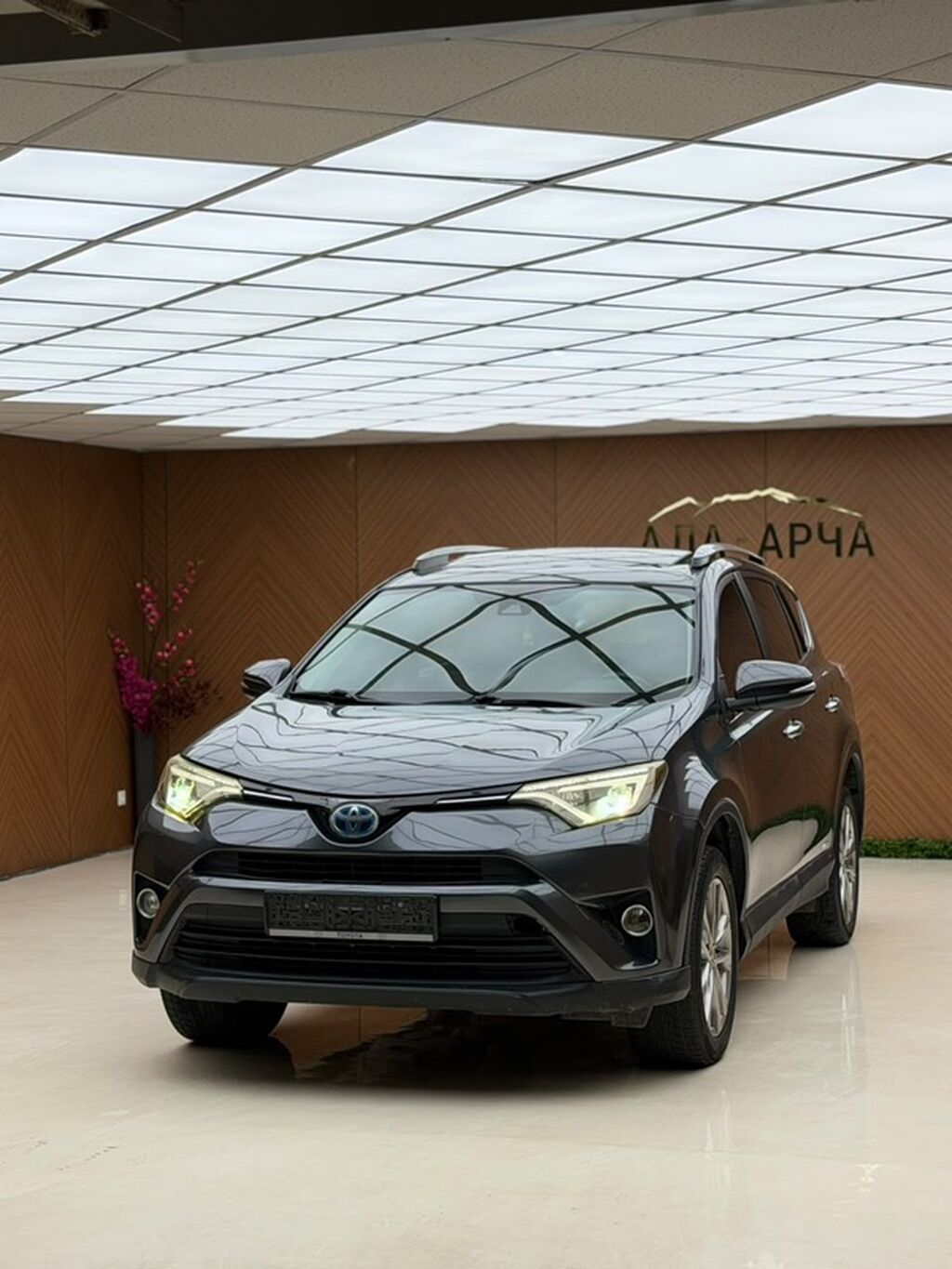 Toyota RAV4: 2017 г., 2.5 л, Автомат, Гибрид, Кроссовер: фото 2