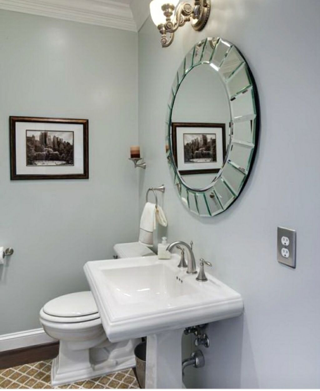 Зеркало в туалете над раковиной