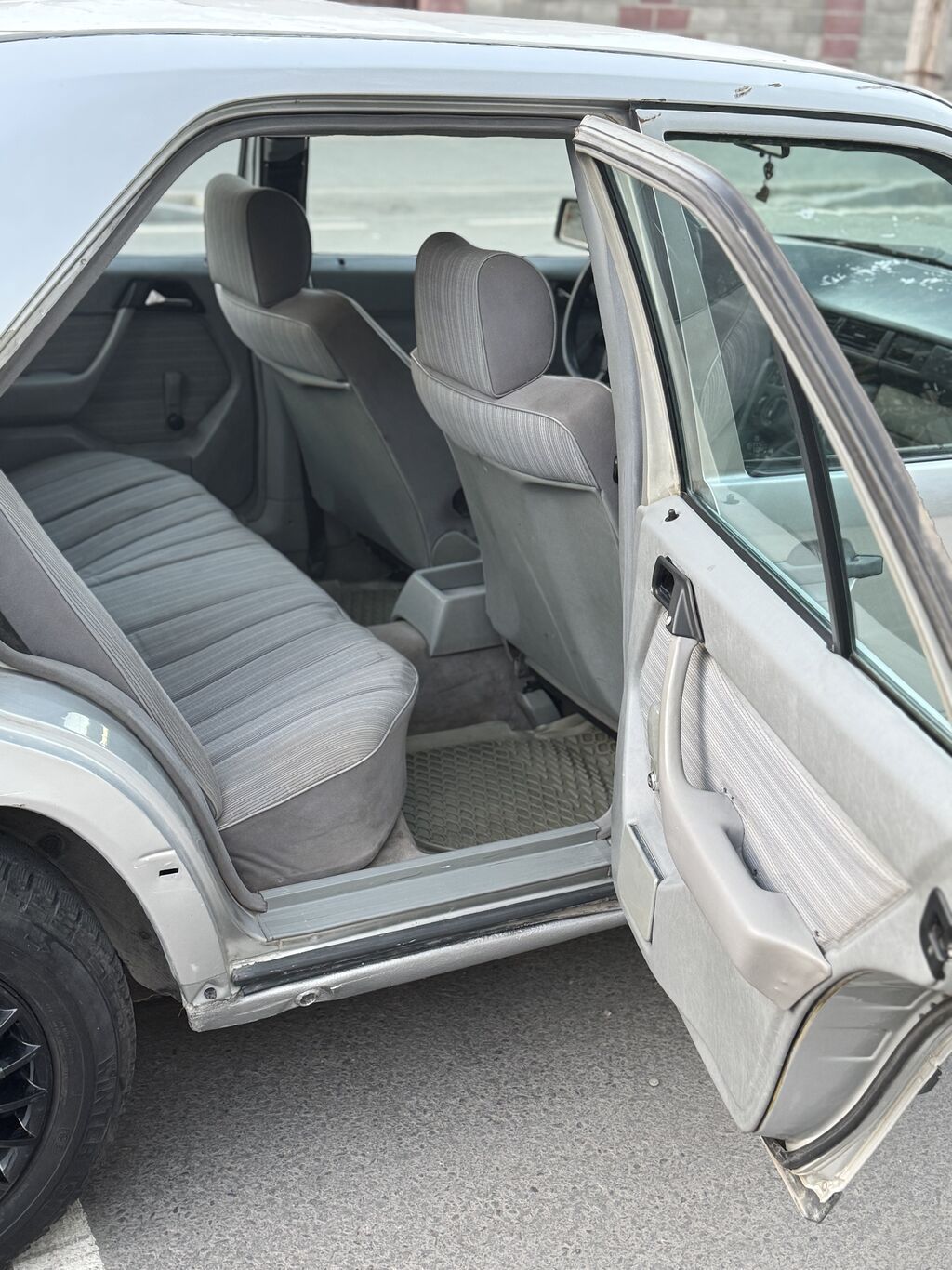 Mercedes-Benz E-Class: 1989 г., 2.3 л, Механика, Бензин, Седан: фото 7