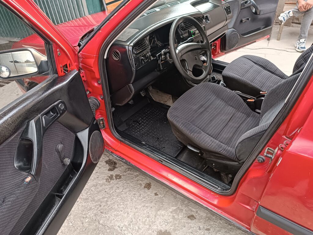 Volkswagen Vento: 1993 г., 1.8 л, Механика, Бензин, Седан: фото 6