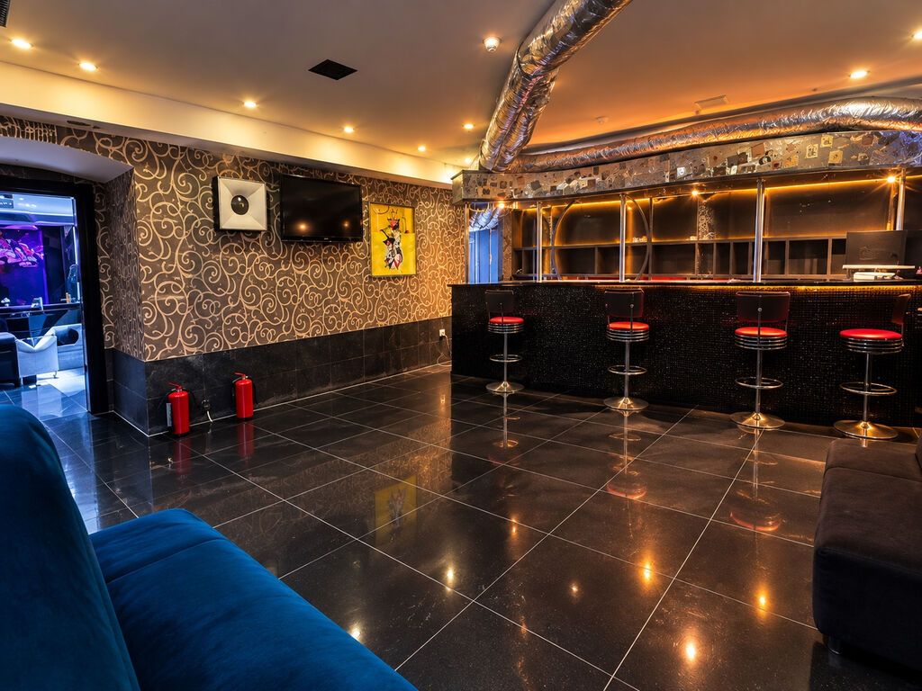 MƏRKƏZDƏ — Xəqani küçəsində icarəyə verilir: 101.6 m² kommersiya