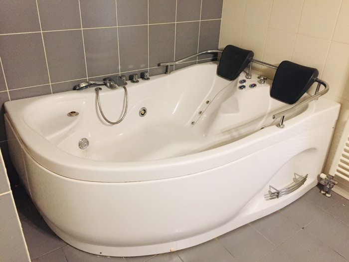 Ελληνικό jaccuzi Animus Appollo, 2 θέσεων, ακρυλικής κατασκευής άσπρου χρώματος και κομψού σχεδιασμού, αρχικής τιμής 5