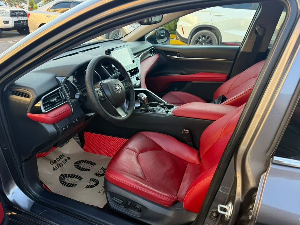 Toyota Camry: 2021 г., 2.5 л, Автомат, Гибрид, Седан: фото 4