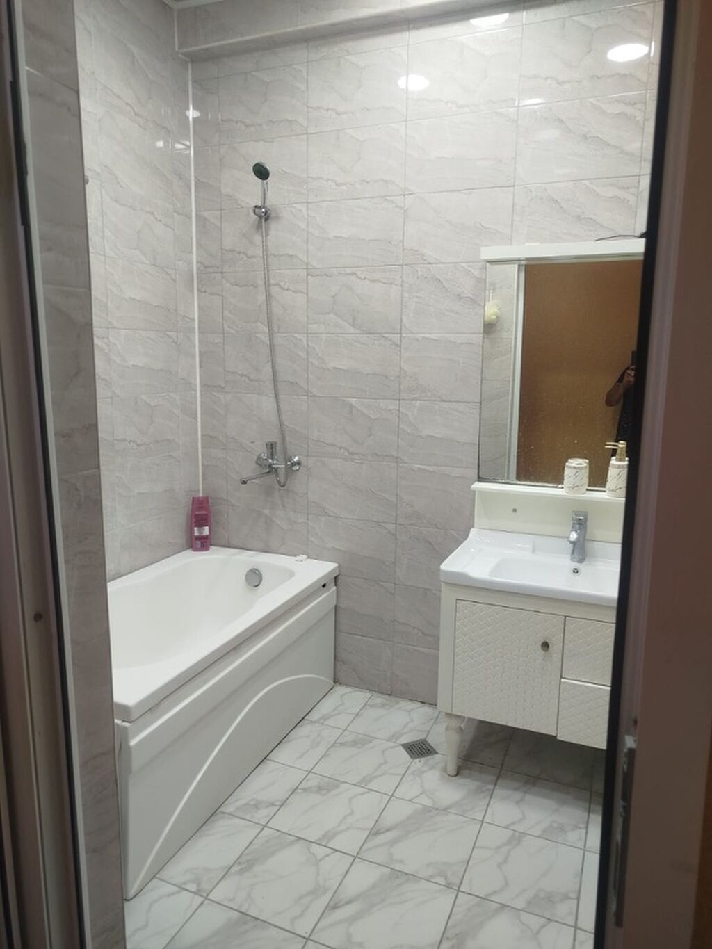 3 otaqlı mənzil – geniş və işıqlı Xüsusiyyətlər: - Böyük qonaq otağı
