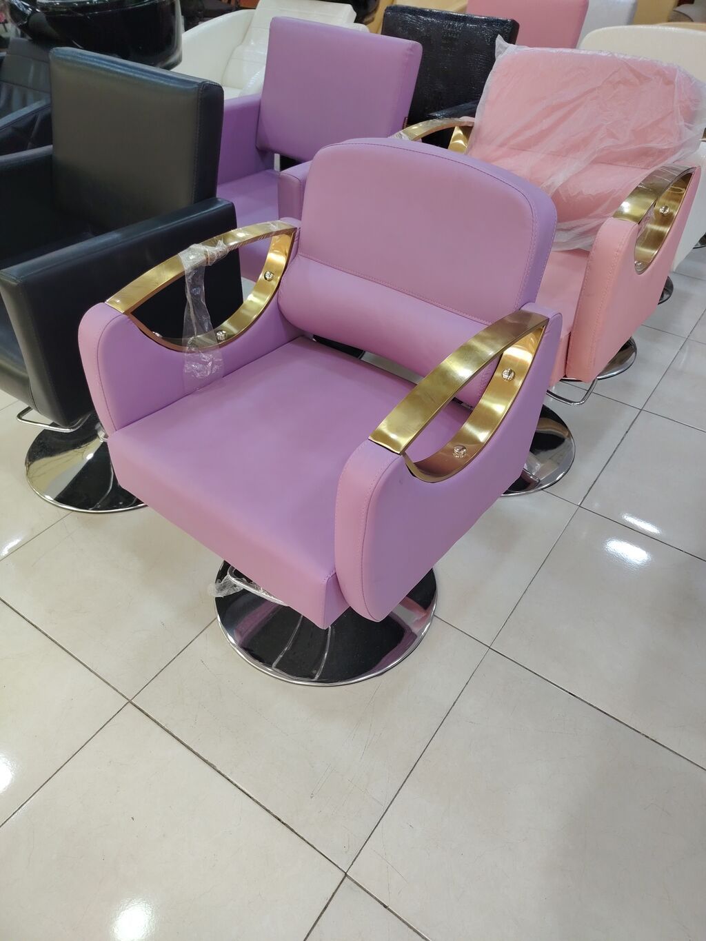 Salon kreslosu – bənövşəyi rəngdə, qızılı qol dayaqları və xromalt