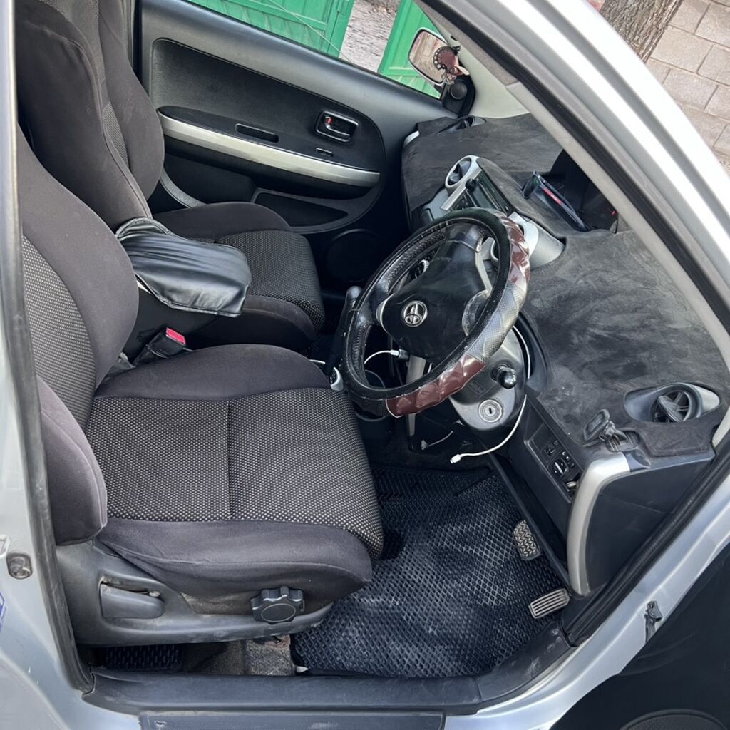 Toyota Ist: 2003 г., Автомат, Бензин, Хэтчбэк: фото 5