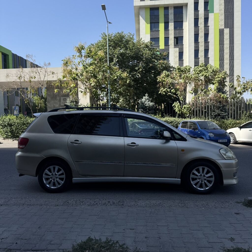 Toyota Avensis Verso: 2003 г., 2 л, Автомат, Бензин, Минивэн: фото 2