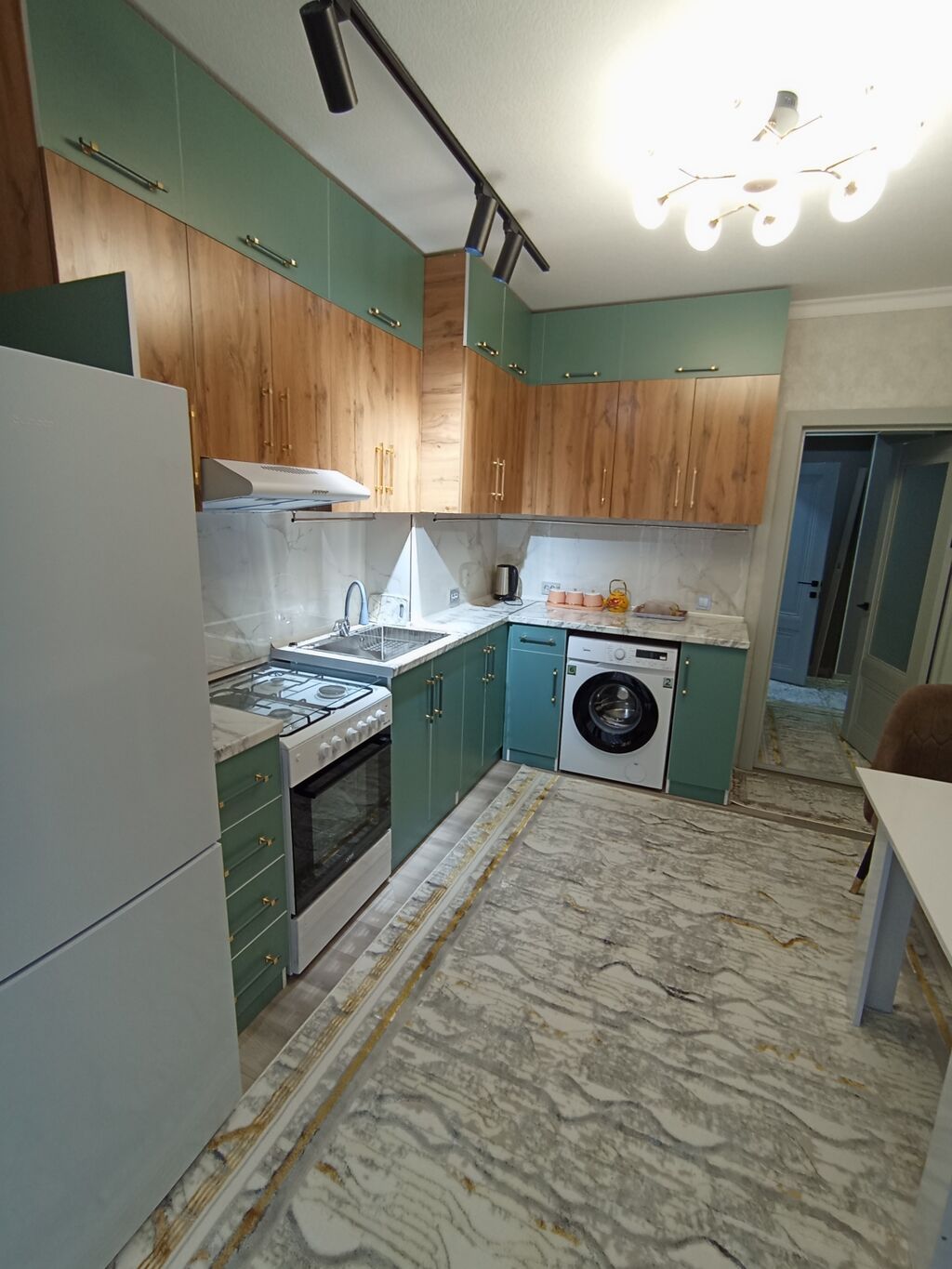 Светлая современная квартира с полноценным набором мебели и техники: фото 3