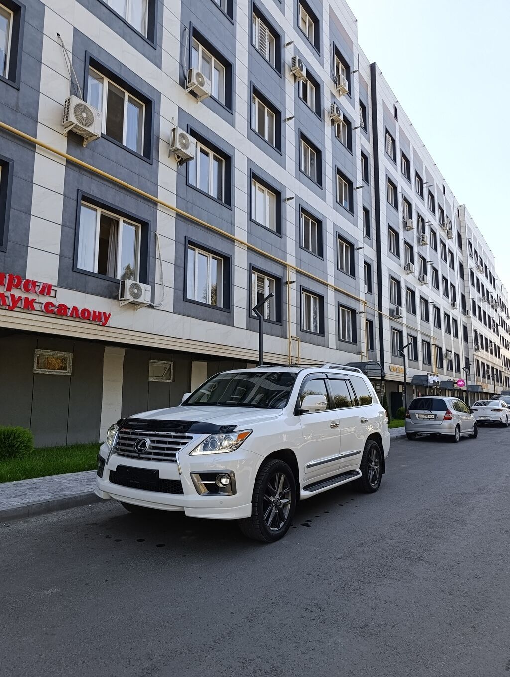 Lexus LX: 2010 г., 5.7 л, Автомат, Бензин, Внедорожник: фото 2
