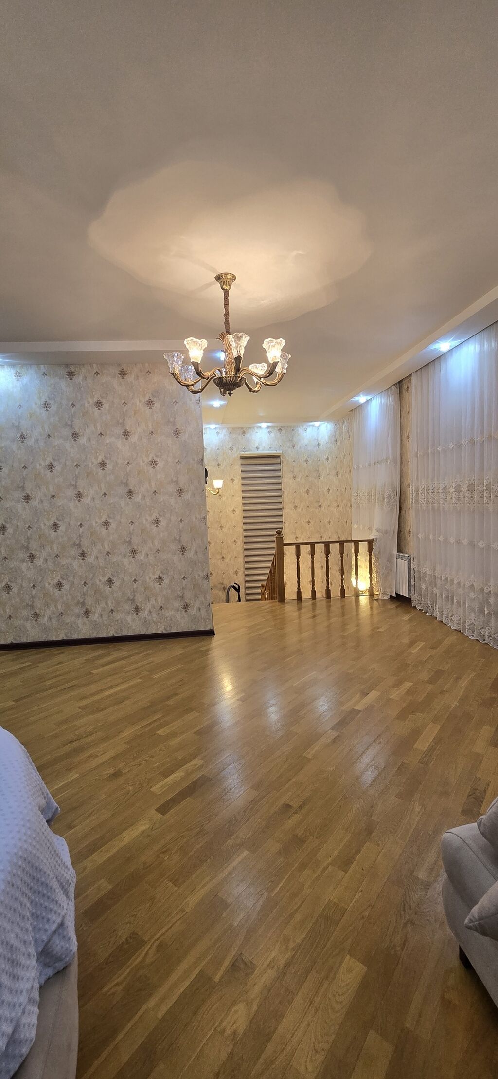 Satılır – geniş həyət evi - Üç mərtəbəli, mansardlı mülk. - Fasadda