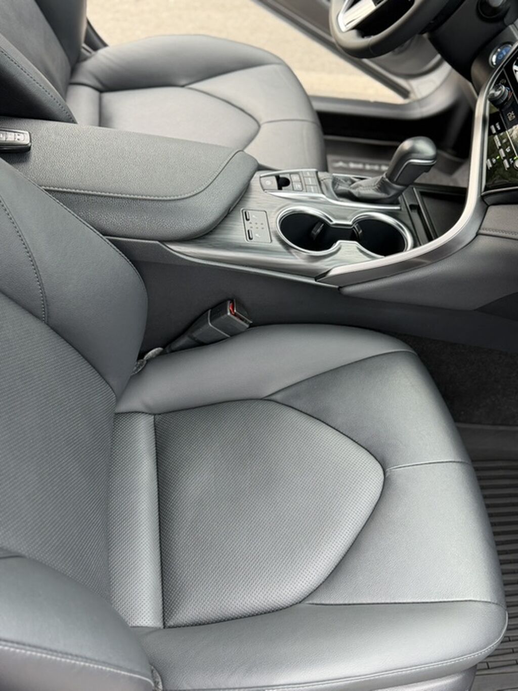 Toyota Camry: 2023 г., 2.5 л, Вариатор, Гибрид, Седан: фото 8