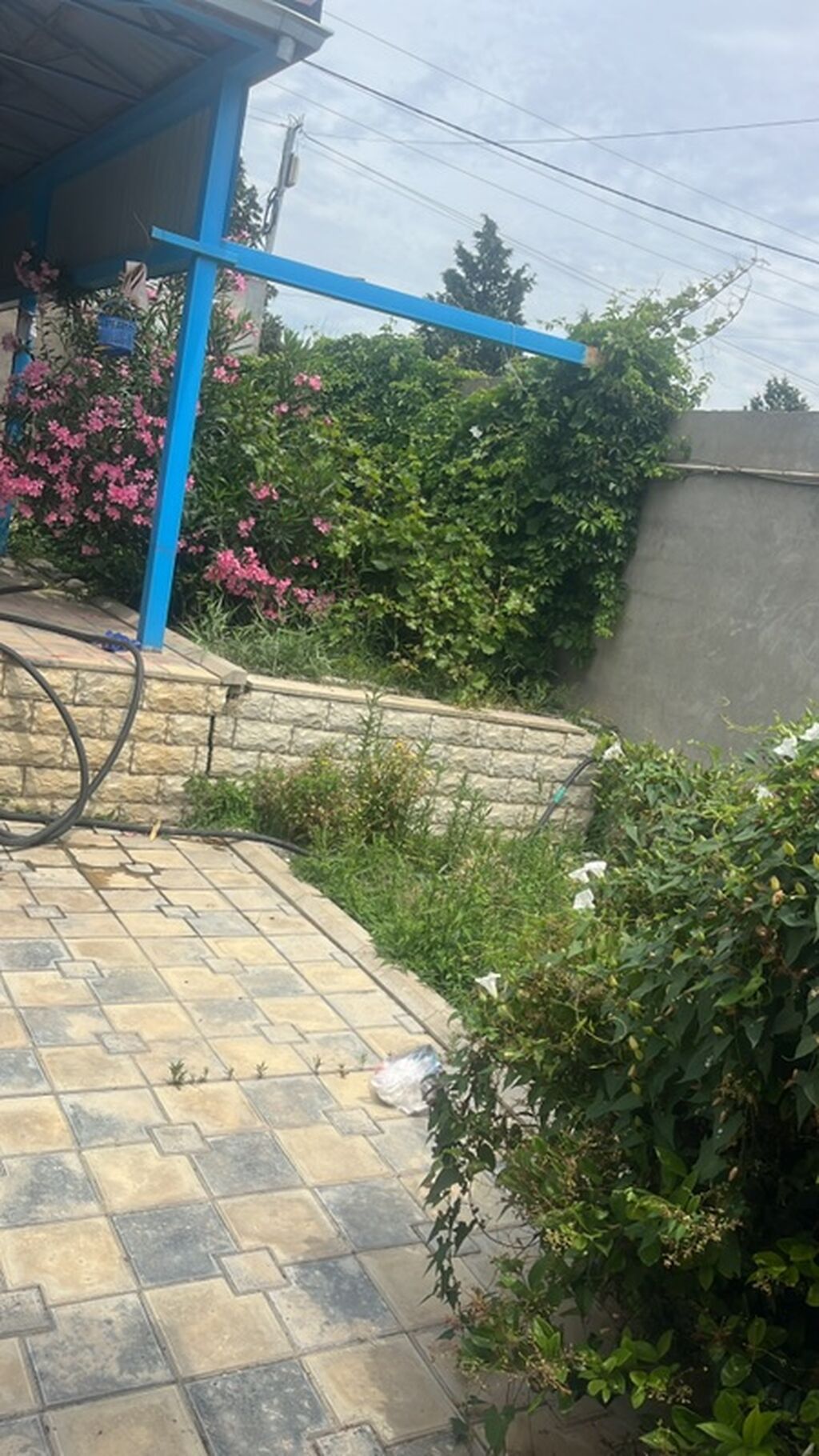 4otaqlı mənzil – geniş qonaq otağı, yataq otağı və uşaq/iş otağı