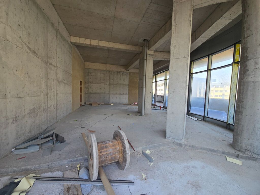 Ağ şəhərin mərkəzində premium kompleksin birinci xəttində, əsas yola