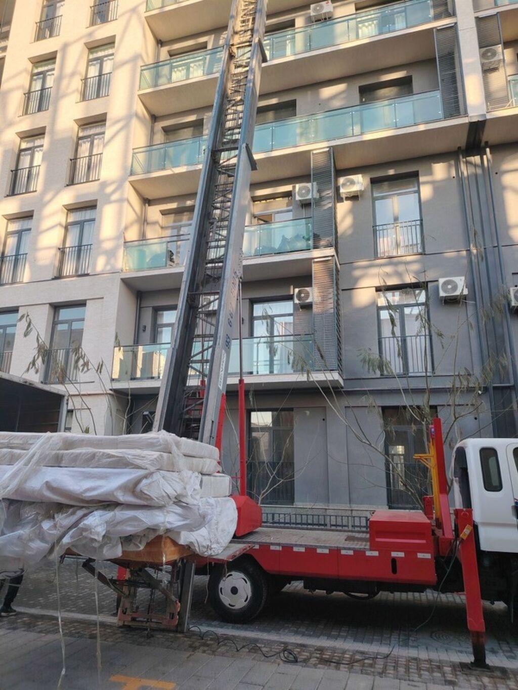 Услуги автолифта 24/7 - Подъём грузов на высоту до 25-го этажа. -: фото 3