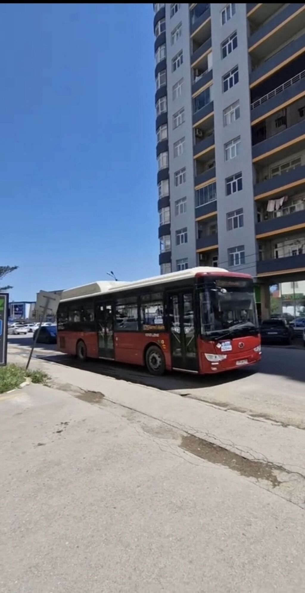 Şair Əliağa Vahid heykəlnin yanında Xəzri mtk bina mənzil satıram 2