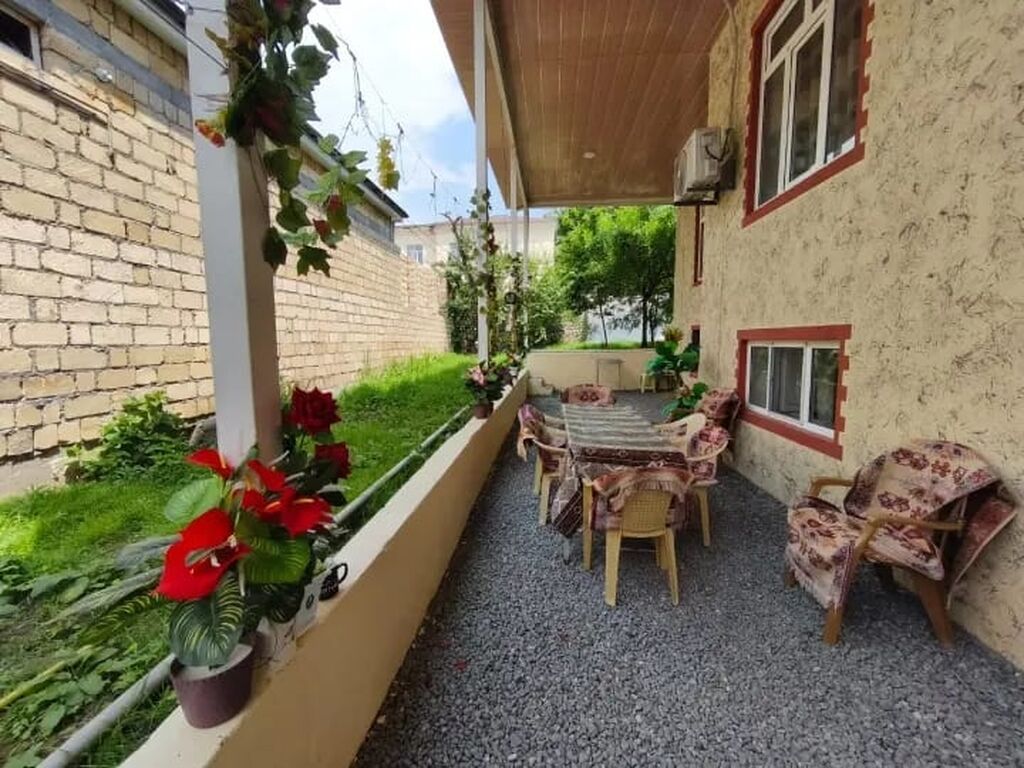 Şəkidə Günlük Kirayə Ev İcarəyə verilir: geniş və işıqlı iki mərtəbəli