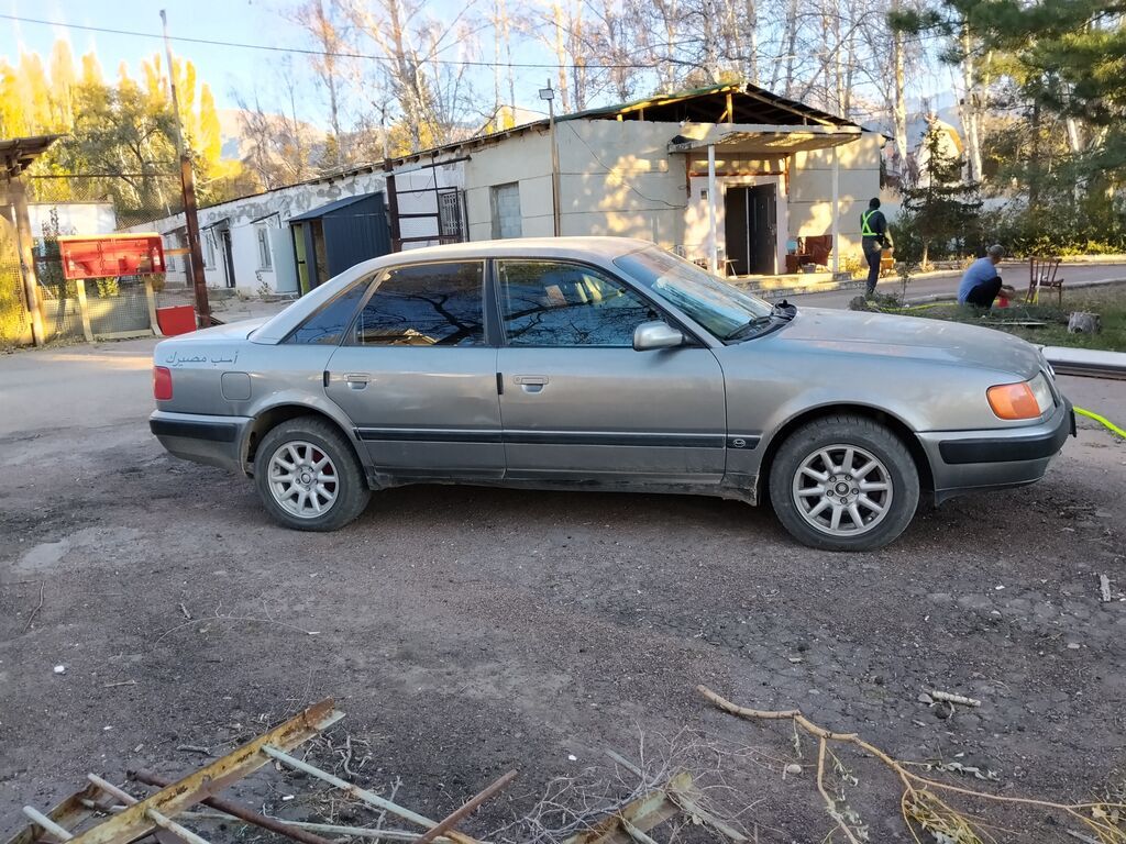 Audi 100: 1990 г., 2.3 л, Механика, Бензин, Седан: фото 4