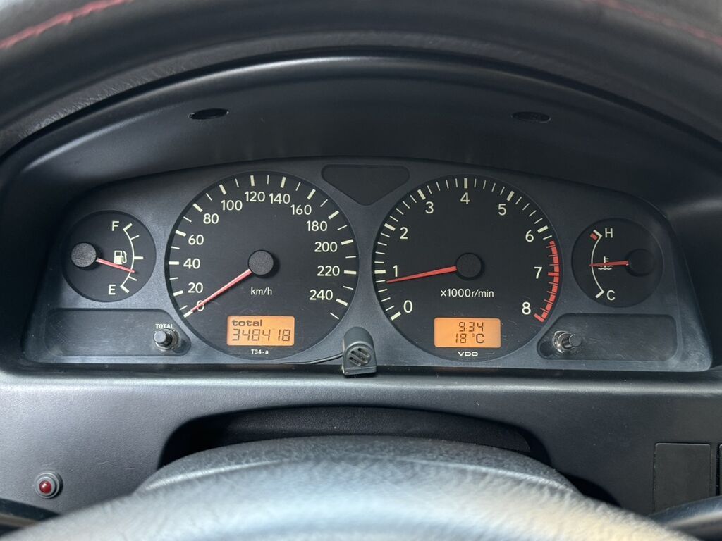 Toyota Avensis: 2000 г., 2 л, Механика, Бензин, Седан: фото 7