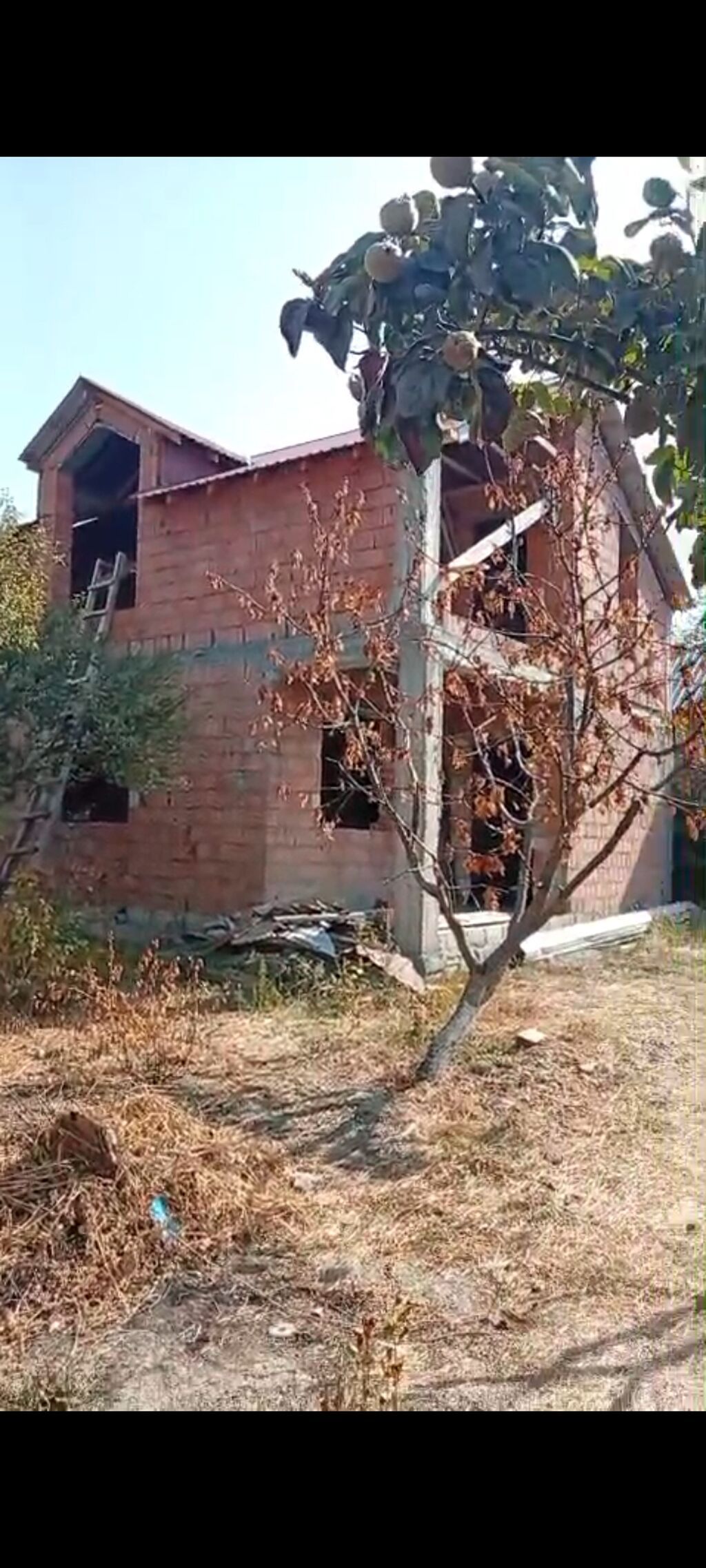 Satılır: 2 mərtəbəli yarımçıq tikili (kərpicdən) ertein arxası bazara