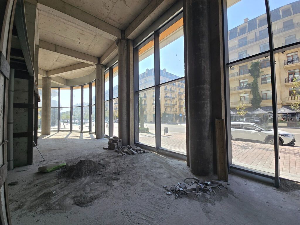 Ağ şəhərin mərkəzində, premium kompleksin birinci xəttində əsas yola