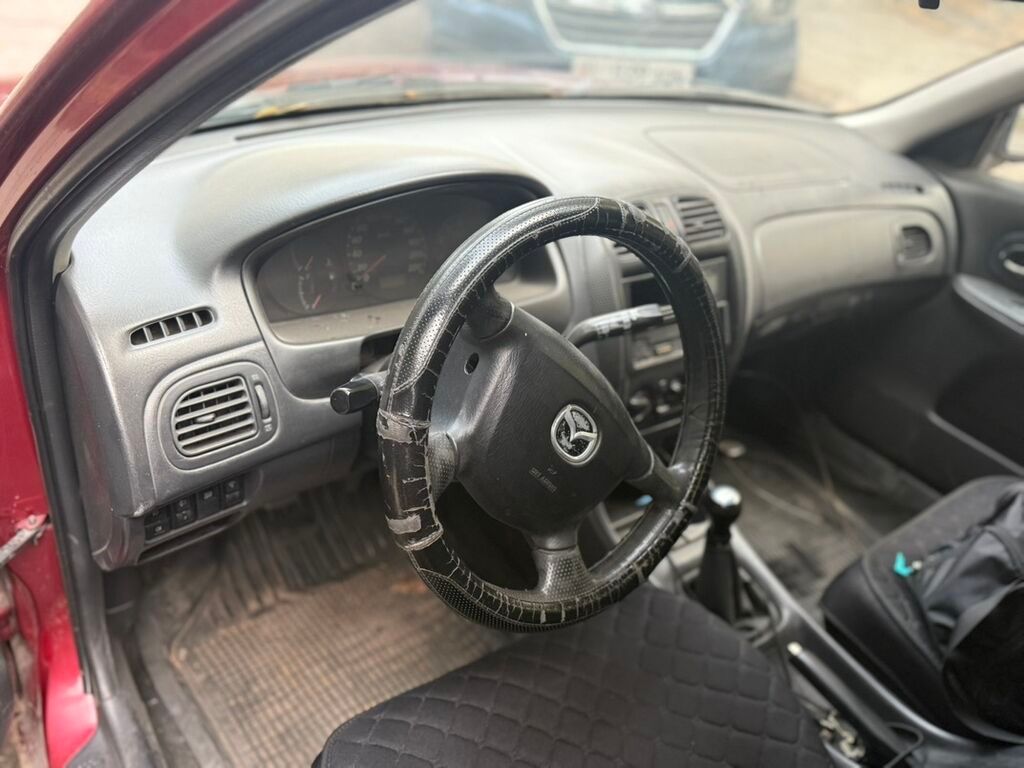 Mazda 323: 2000 г., 1.5 л, Механика, Бензин, Хэтчбэк: фото 5