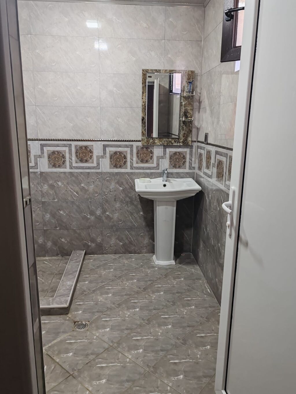 Ev Vişnyofkada yerləşir, 4 otaqlı, tam təmirli. 13x11-ə dir. 143kv m