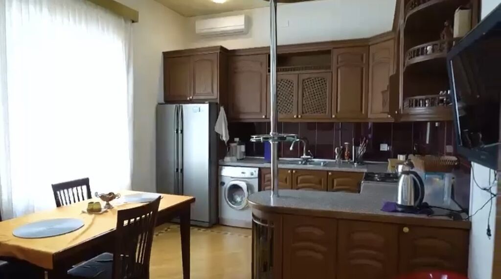 Qaraçuxur qəs. 6 otaqlı, 350 kv. m, Yeni təmirli