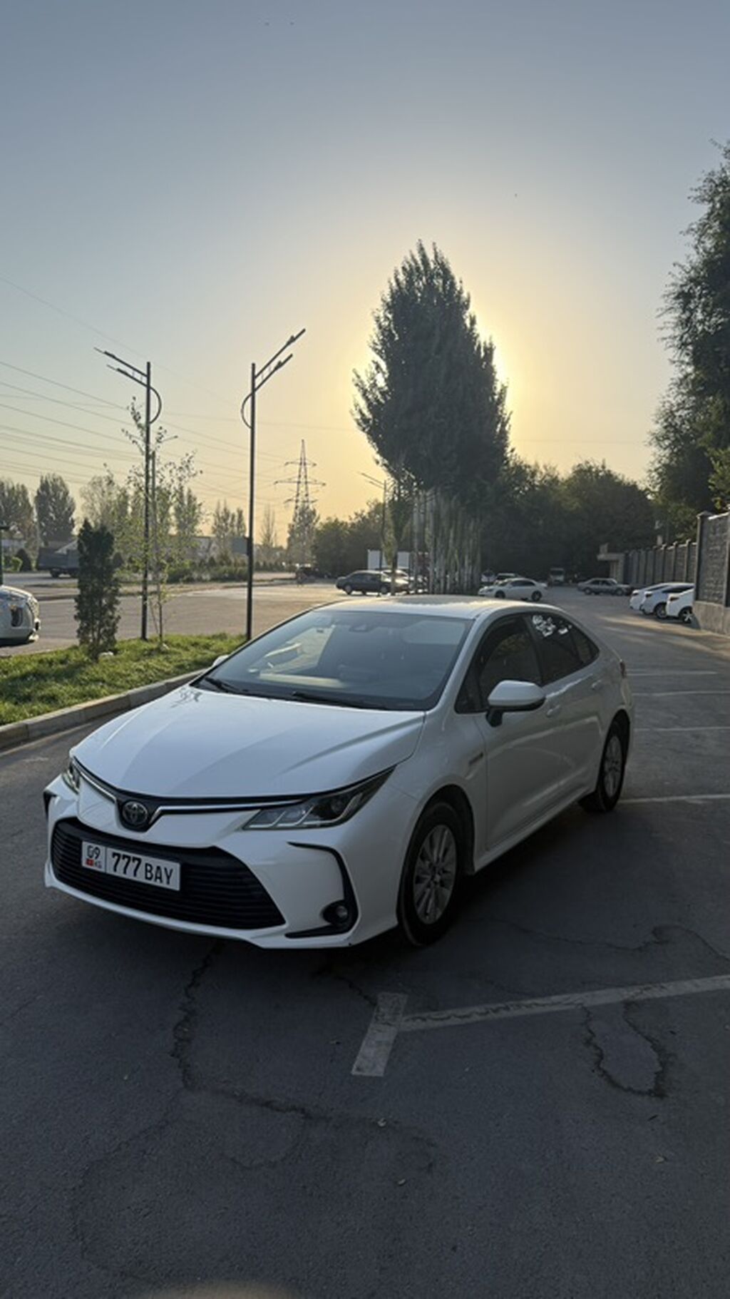 Toyota Corolla: 2020 г., 1.8 л, Вариатор, Гибрид, Седан: фото 2