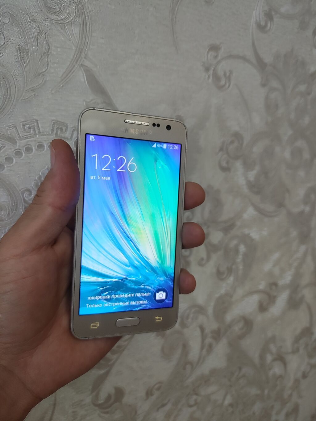Продаю Samsung Galaxy A3 2015 в золотистом цвете царапина только на: фото 2