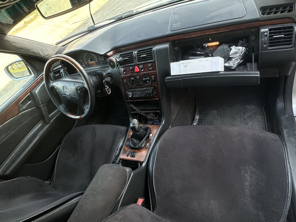 Mercedes-Benz E-Class: 2001 г., 2.2 л, Механика, Дизель, Седан: фото 2