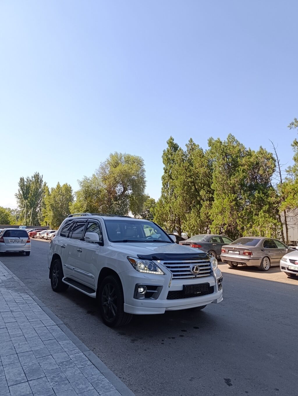 Lexus LX: 2010 г., 5.7 л, Автомат, Бензин, Внедорожник: фото 3