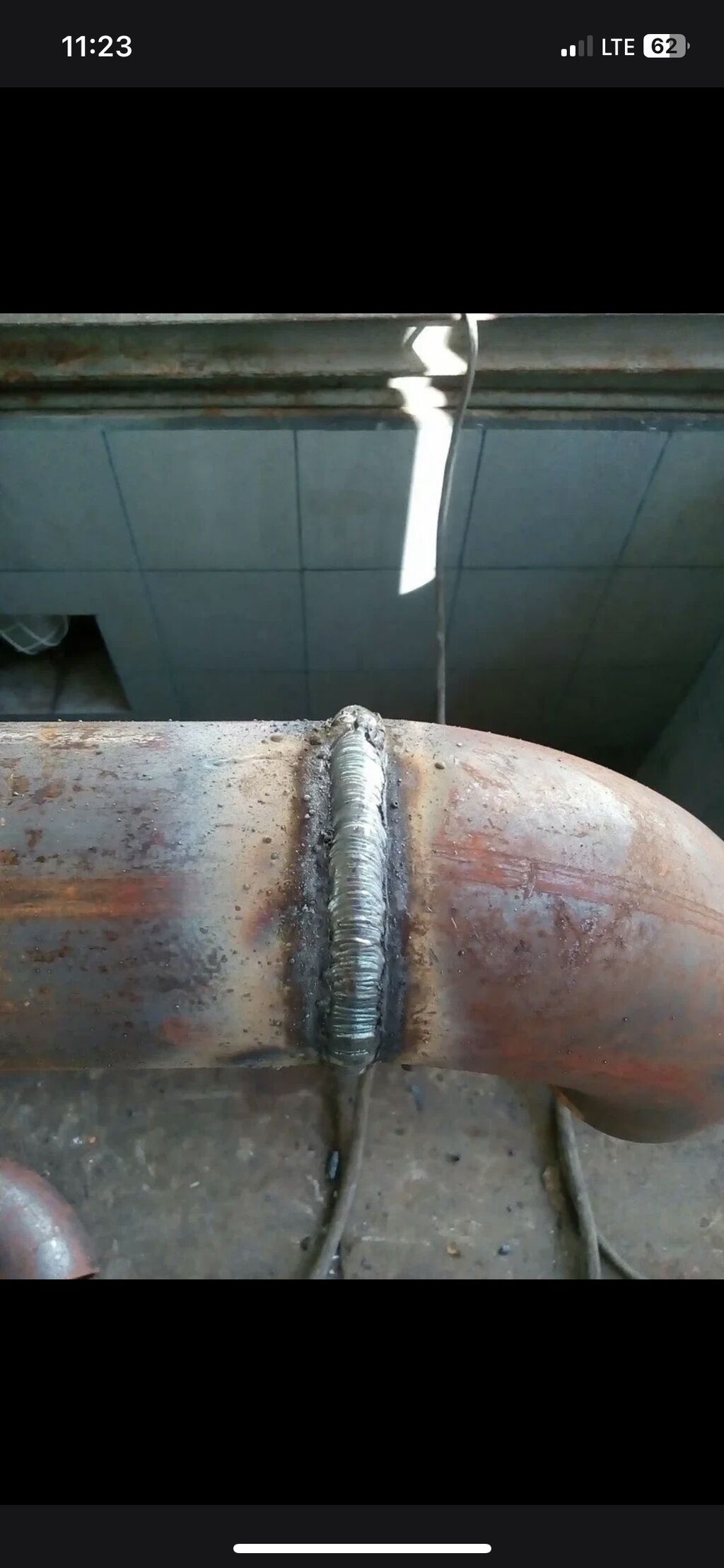 Сварка трубопроводов рдс. Сварка электродом 3 мм шов. Сварочный шов электродом 4 мм. Сварной шов 1420 трубы. Как сварить трубу электродом.