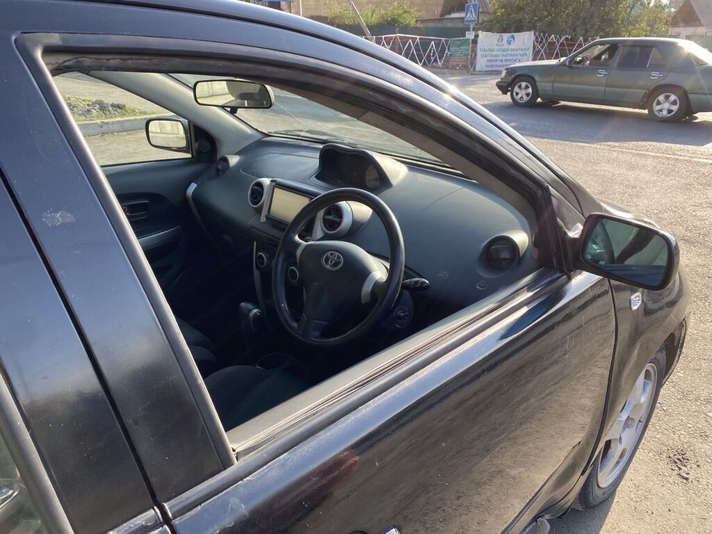 Toyota Ist: 2002 г., 1.3 л, Автомат, Бензин, Хэтчбэк: фото 5