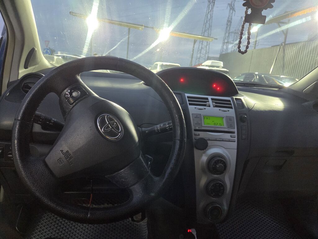 Toyota Vitz: 2006 г., 1.3 л, Робот, Бензин, Хэтчбэк: фото 7