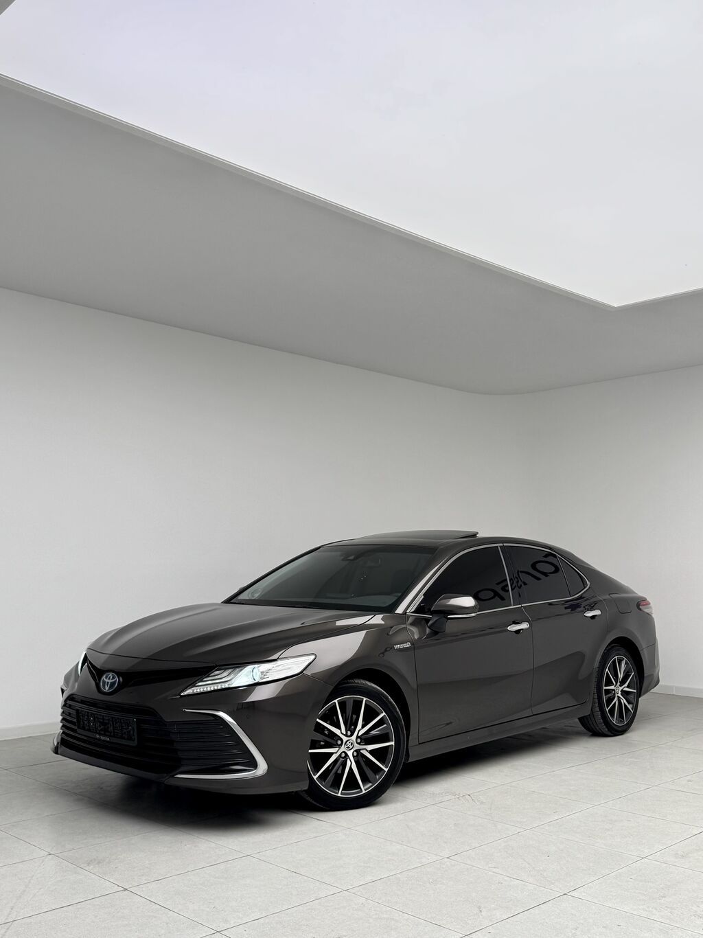 Toyota Camry: 2022 г., 2.5 л, Автомат, Гибрид, Седан: фото 1