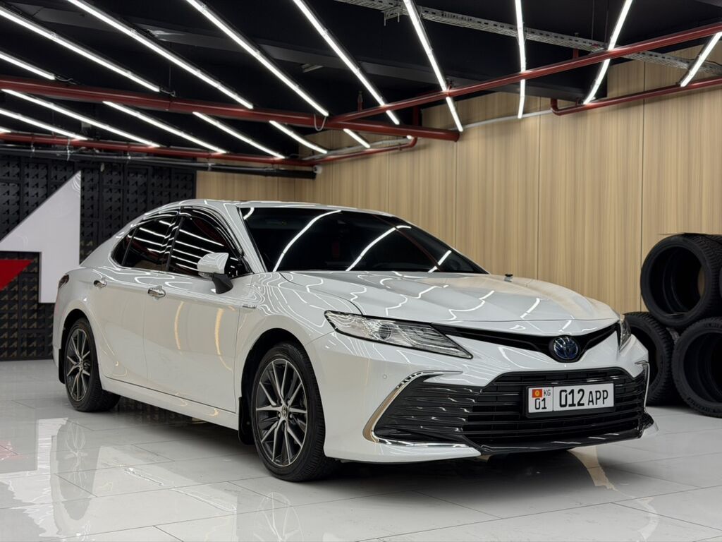 Toyota Camry: 2021 г., 2.5 л, Автомат, Гибрид, Седан: фото 3